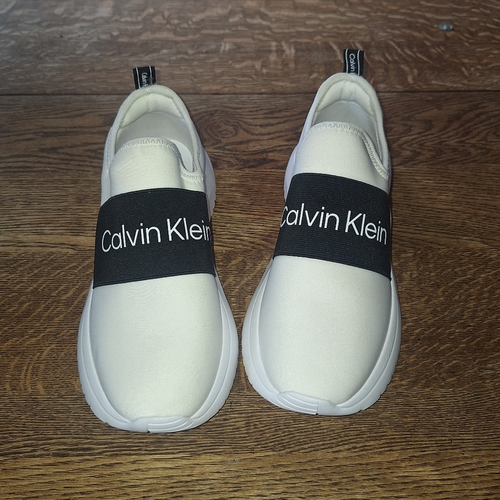 NWOB SZ 6 CALVIN KLEIN WHITE UZZA